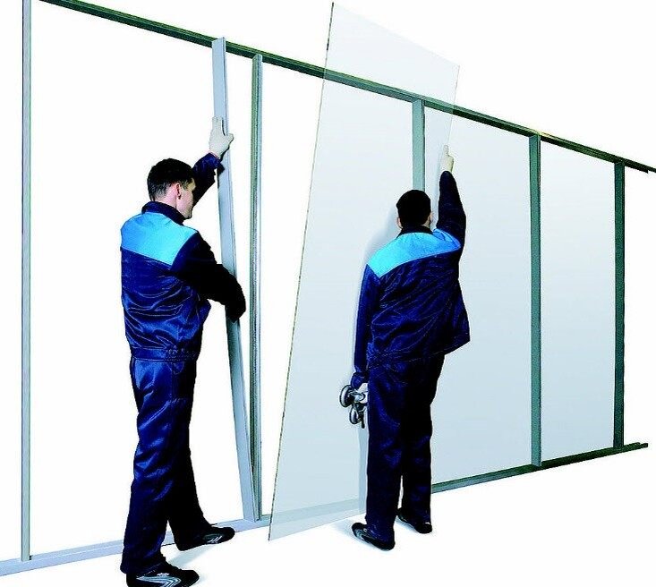 В одном помещении могут быть установлены изделия всех перечисленных видов. Помимо этого перегородки могут быть оборудованы дверьми, системой качения, стеклянными вставками или электронными и осветительными приборами. Поэтому детальный план и порядок демонтажа разрабатывается отдельно для каждой ситуации. Несмотря на это, каждый вид офисных перегородок имеет свои характерные черты, которые мы рассмотрим далее.