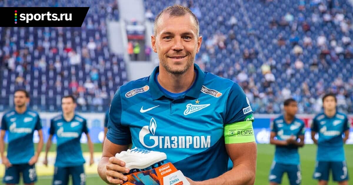 Артём с наградой лучшему футболисту месяца в РПЛ.