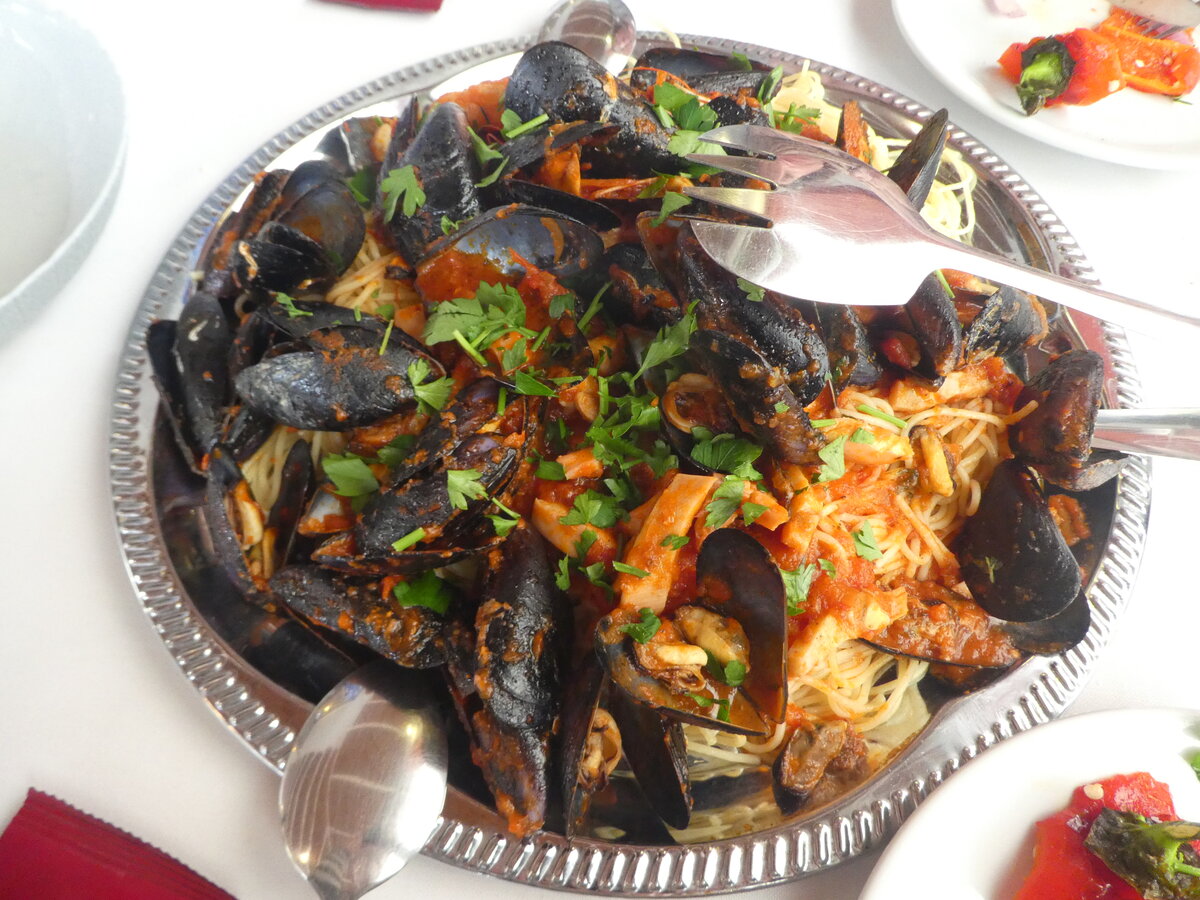 Огромная паста с морепродуктами. В меню было прописано: на одного человека - 15 евро, на двоих - 25 евро.
