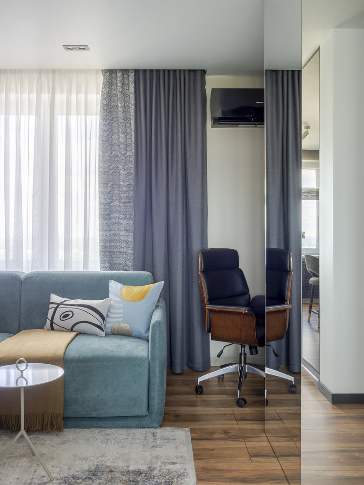 Место для работы обустроили в нише. Стену за письменным столом оклеили фотообоями с брутальным принтом, здесь трудится хозяин квартиры.