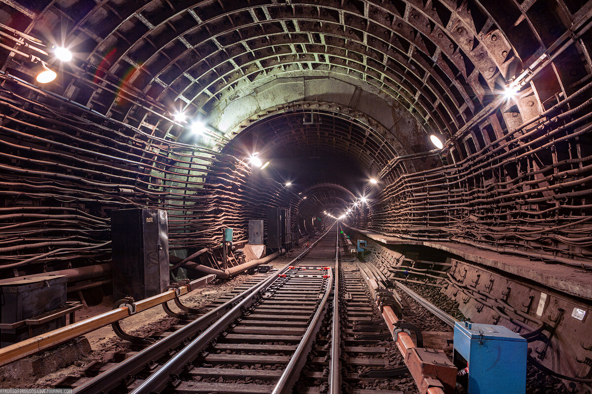 I путь. Стрелка №7, ССВ на Замоскворецкую линию. Прямо — «Курская».