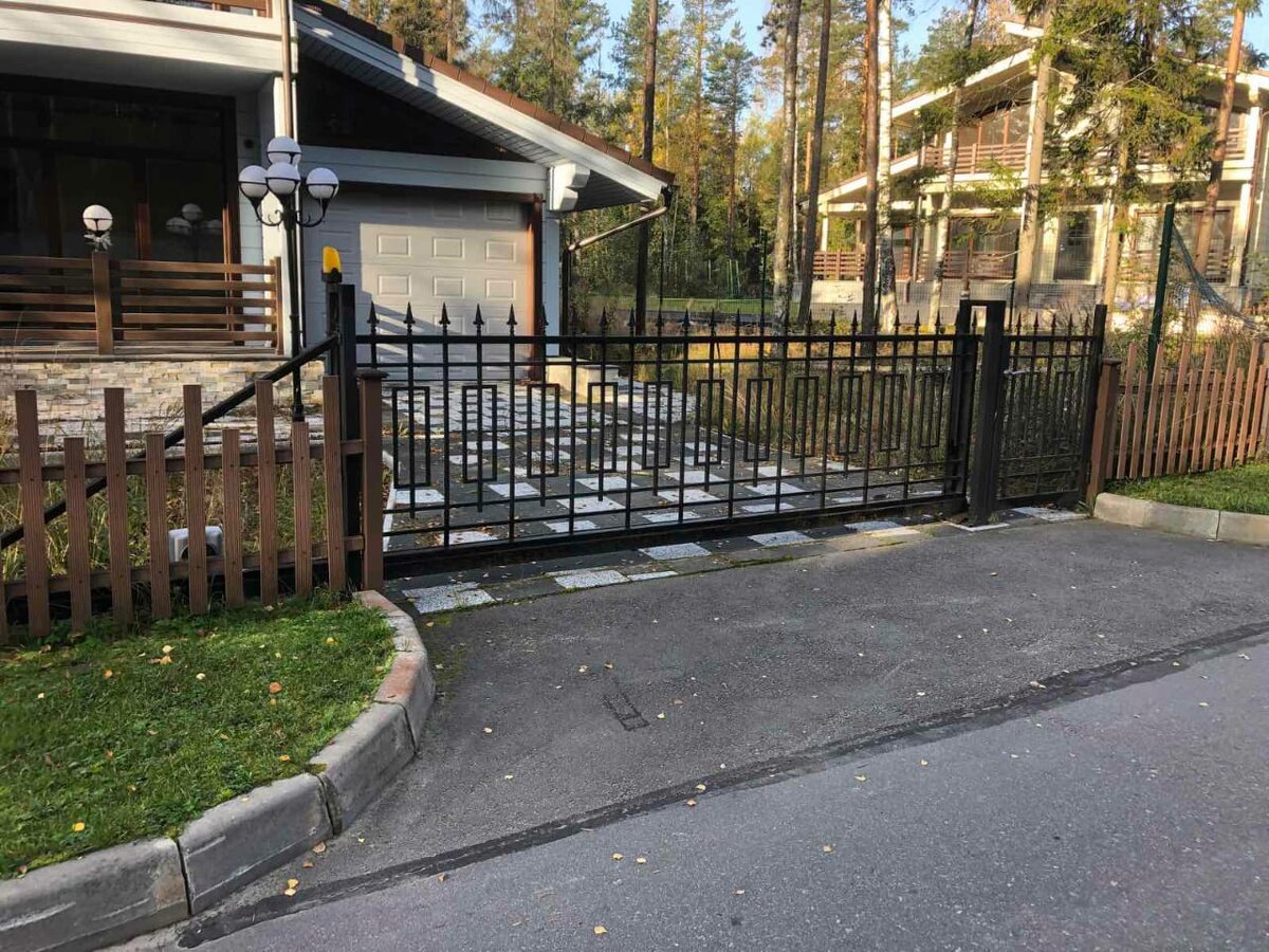 Такое исполнение откатных ворот не рекомендуется владельцам собак, кошек и другой живности, а также родителям с маленькими детьми.