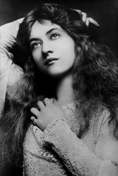 Юная прекрасная Мод