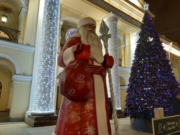 Такой Дедушка Мороз стоял у входа в универмаг в прошлые годы