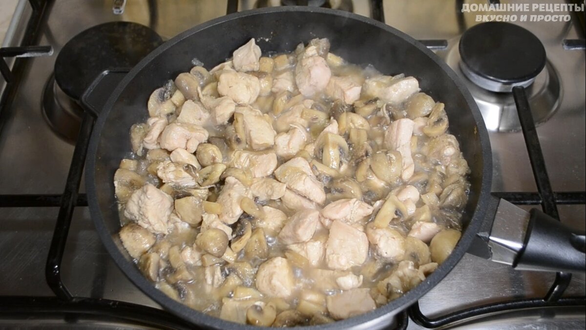Как приготовить Куриное филе с грибами в соусе на сковороде рецепт пошагово