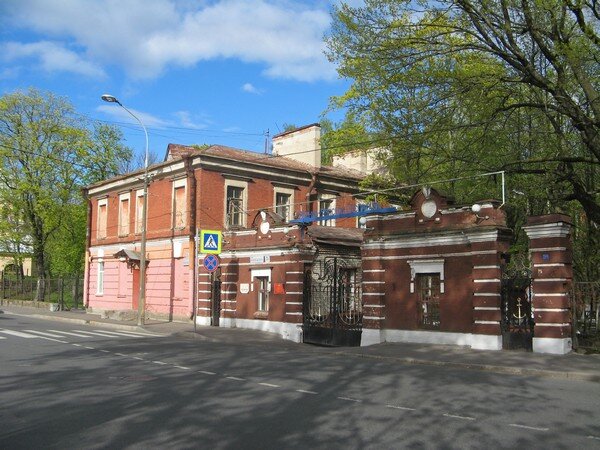 Ворота госпиталя и дом причта