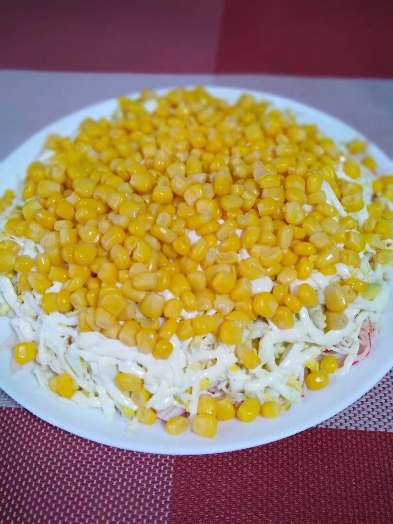 Салат из кукурузы и крабовых палочек по-домашнему