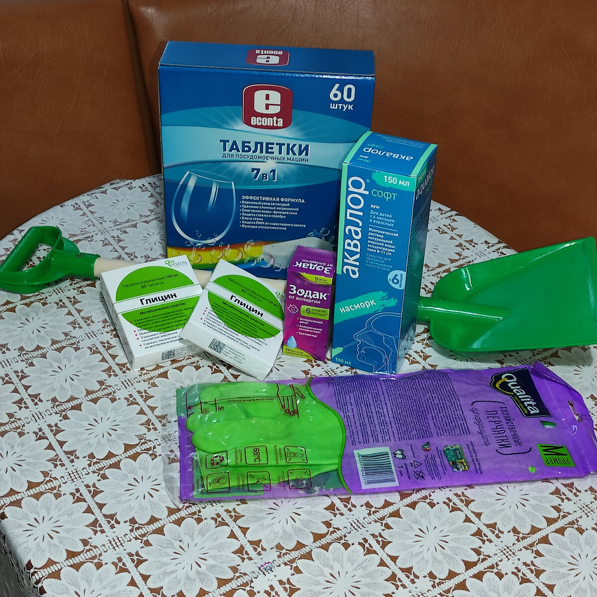 Очередная лопатка для сына, быстро ломает. Я уже подумываю купить ему портативную  лопату, которую возят с собой автомобилисты. Немного лекарств для детской аптечки. Мне перчатки, т.к. руки сохнут ужасно и таблетки для ПММ. 