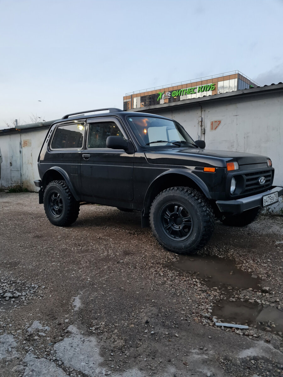 По внедорожным возможностям и харизме этот автомобиль не будет чужим в ряду мировых легенд: Land Cruiser 70, Wrangler, Defender, Jimmny. При этом обладает недостижим для них качеством - низкой ценой.