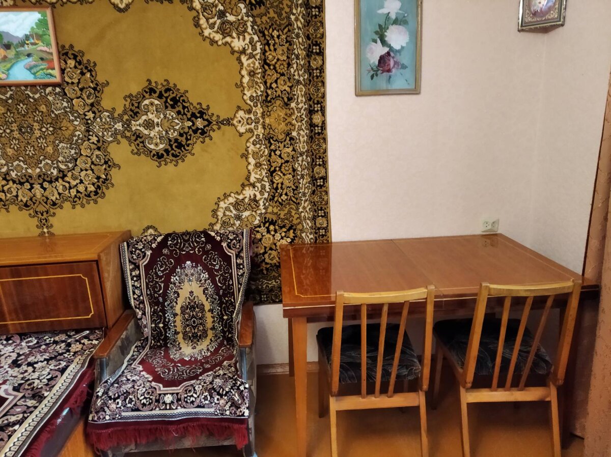 Вот так выглядит гарнитур сейчас. Куплен в 1985 году, СССР.