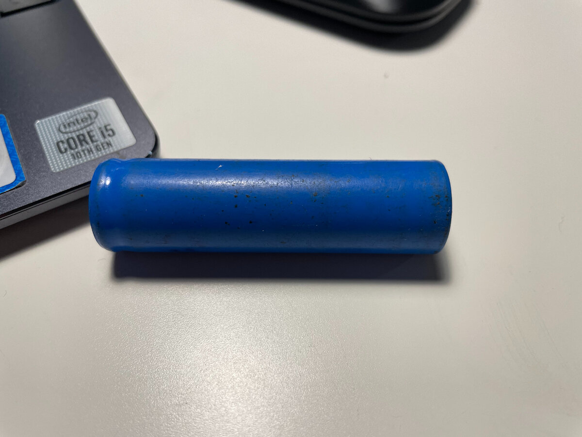 Аккумулятор не имеет встроенной защиты от перезаряда/переразряда, реально самый простой и дешевый АКБ.