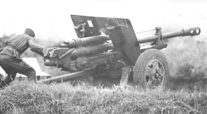 76-мм пушка в действии