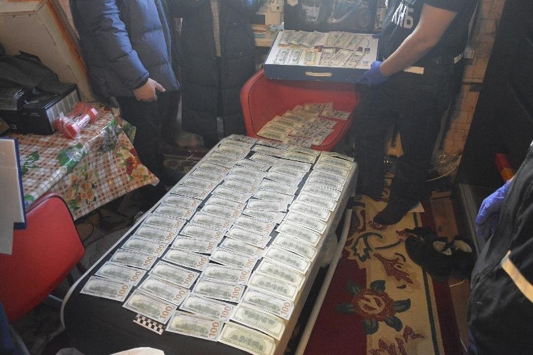Найденные при обыске сотрудниками вещдоки.   фото: картинки  яндекса.  