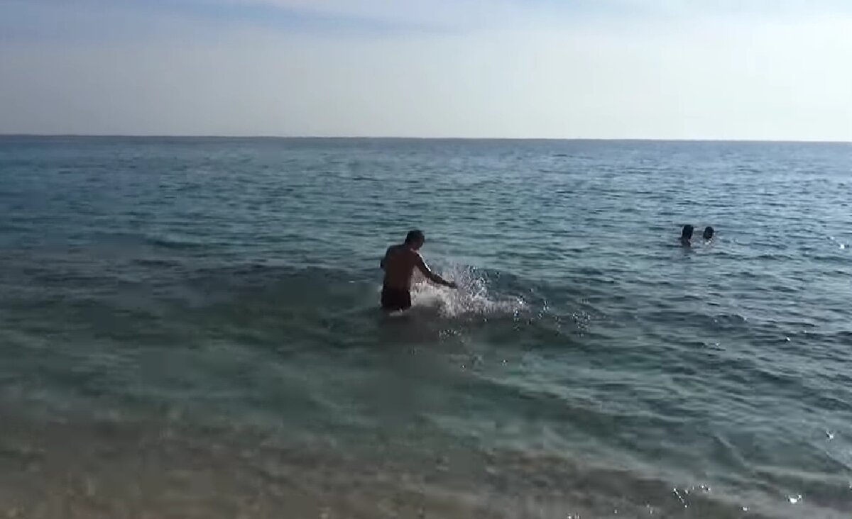 Брат заходит в море в Аланье. Апрель. Море +18 градусов.