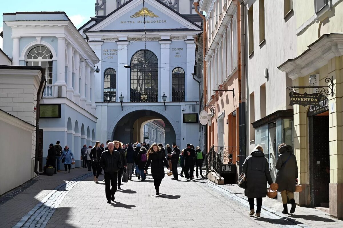 По традиции верующие приходят в храмы уже накануне праздника. На фото: жители Литвы около Острой брамы в Вильнюсе.