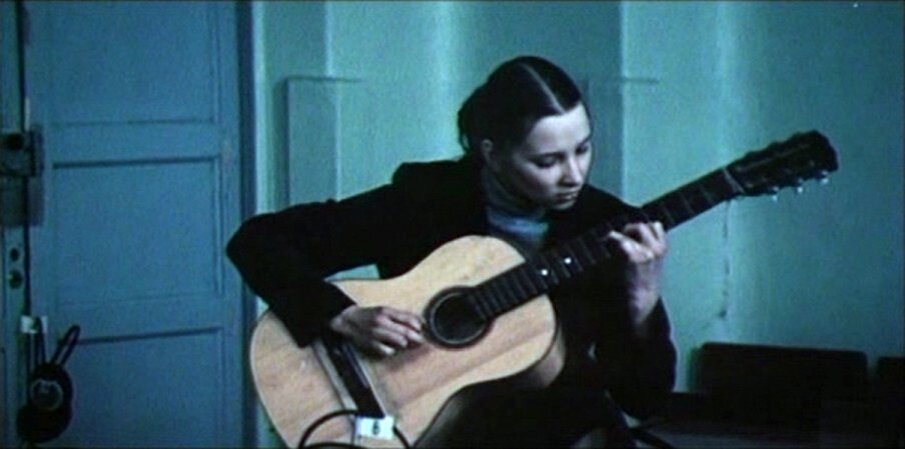 Женя Родимцева играет на гитаре. Во всем фильме практичеки нет известных актеров.