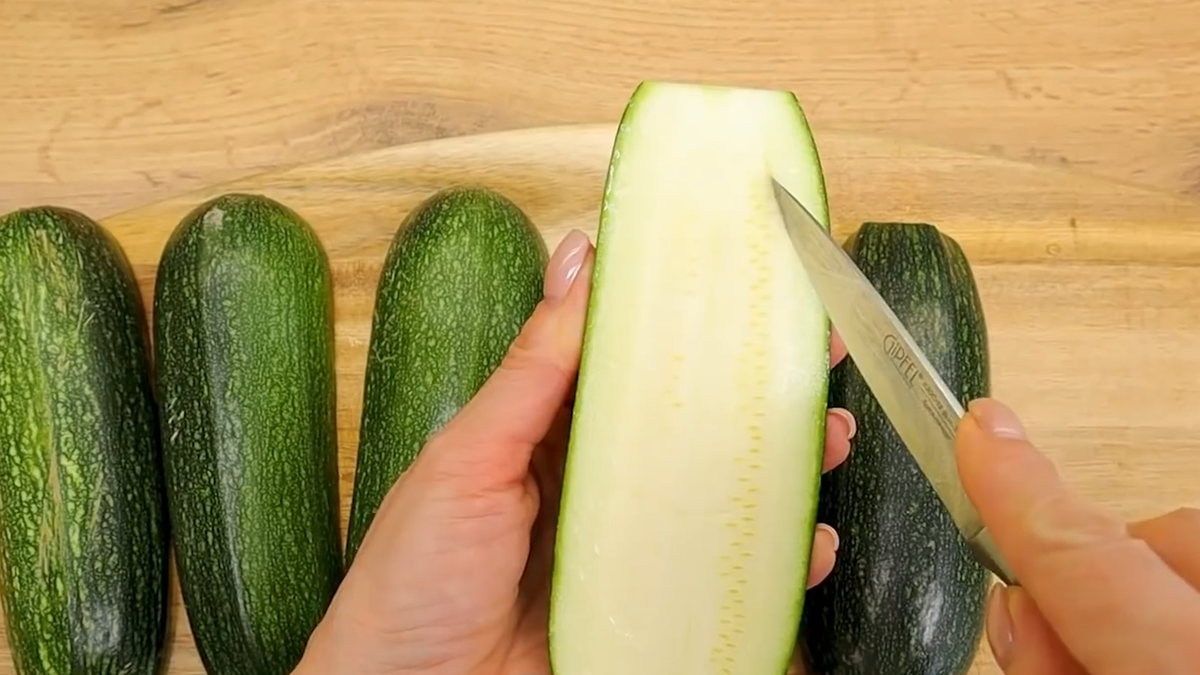 3 кабачка. Удалить внутреннюю часть.