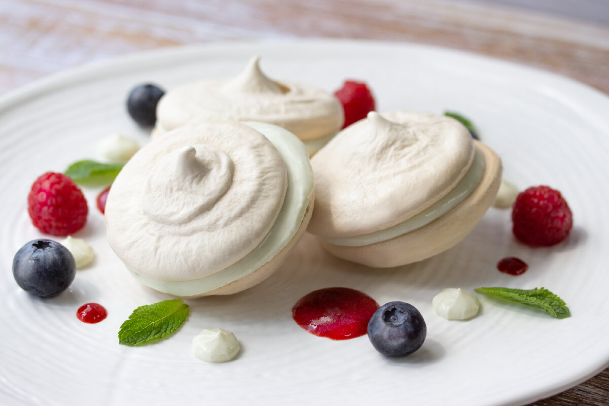 Меренга с кремом из васаби и клубничным кули
