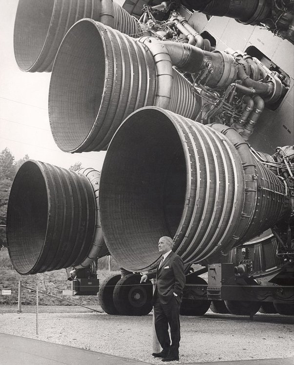Вернер фон Браун перед двигателями Saturn V F-1