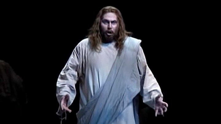В НОВОСИБИРСКОЙ ОПЕРЕ ТАНГЕЙЗЕР ПРЕДСТАЛ В ОБРАЗЕ ИИСУСА ХРИСТА. СКРИНШОТ КАДРА ВИДЕО / YOUTUBE.COM 