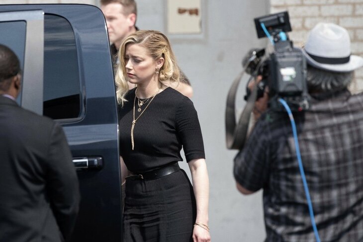 Актриса Эмбер Хёрд садится в машину