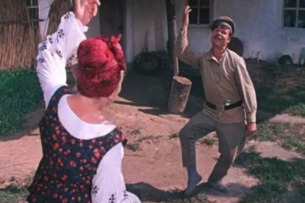 Пуговкин танцует в фильме Андрея Тутышкина “Свадьба в Малиновке”, 1967 г.