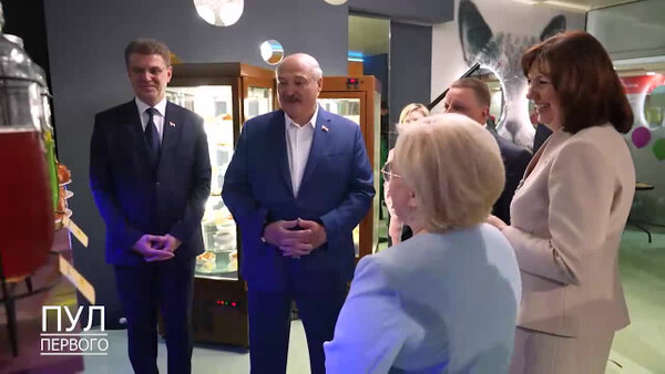 Глава Белоруссии Александр Лукашенко отказывается от булочек. Видео © Telegram-канал / "Пул первого"