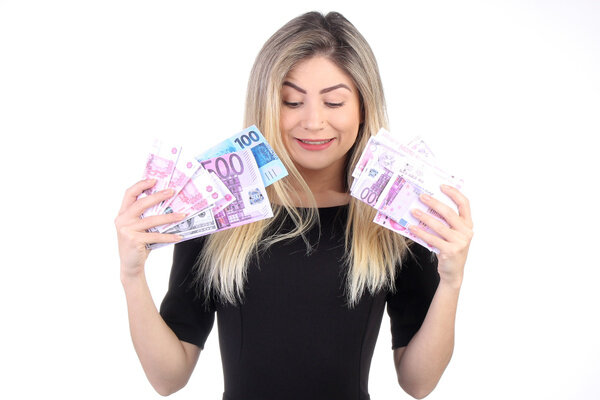 Познакомившись с девушкой, изучите информацию о ней, представленную в Сети. Посмотрите на девушку и поймите, чего от неё хотите и чем готовы ради этого жертвовать. Стоит напрячься, если новая знакомая во всём соглашается с вами, всеми эмоциями вас поддерживает — это признаки охотницы за деньгами. Фото © Pixabay / outsideclick