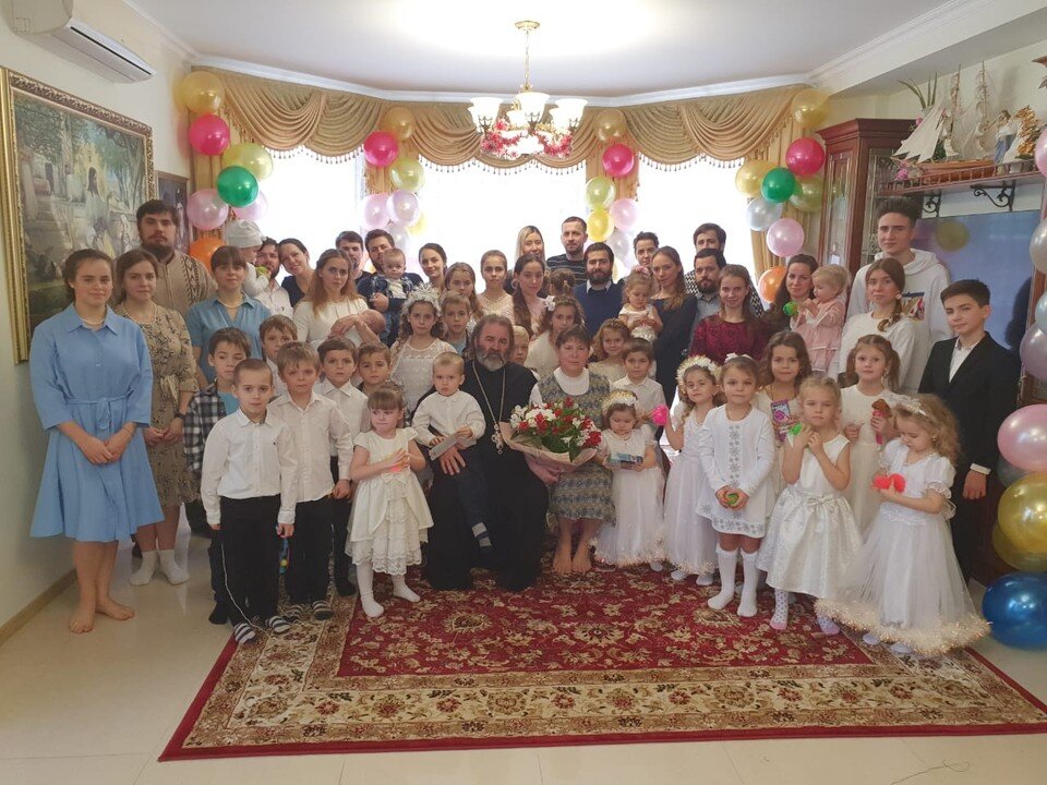     Все вместе члены семьи собираются на день рождение матушки и батюшки. Фото: из архива семьи