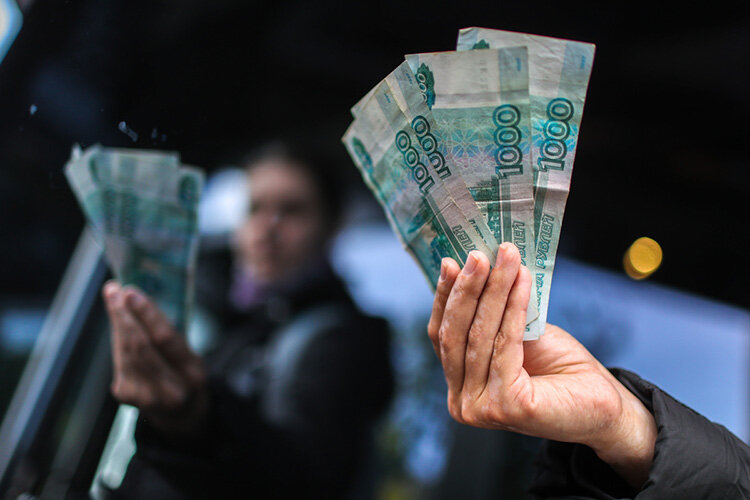 «Пока еще у рубля налоговый период и он вновь укрепляется, стоимость барреля не упала до неприятных уровней, равно как и объемы добычи, а газ, наоборот, дорожает»