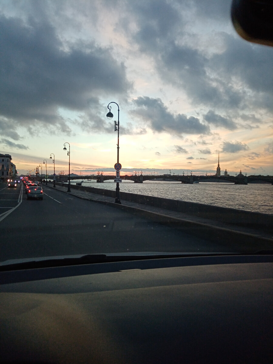 Еду по Питеру на машине, решил слушать фото. 