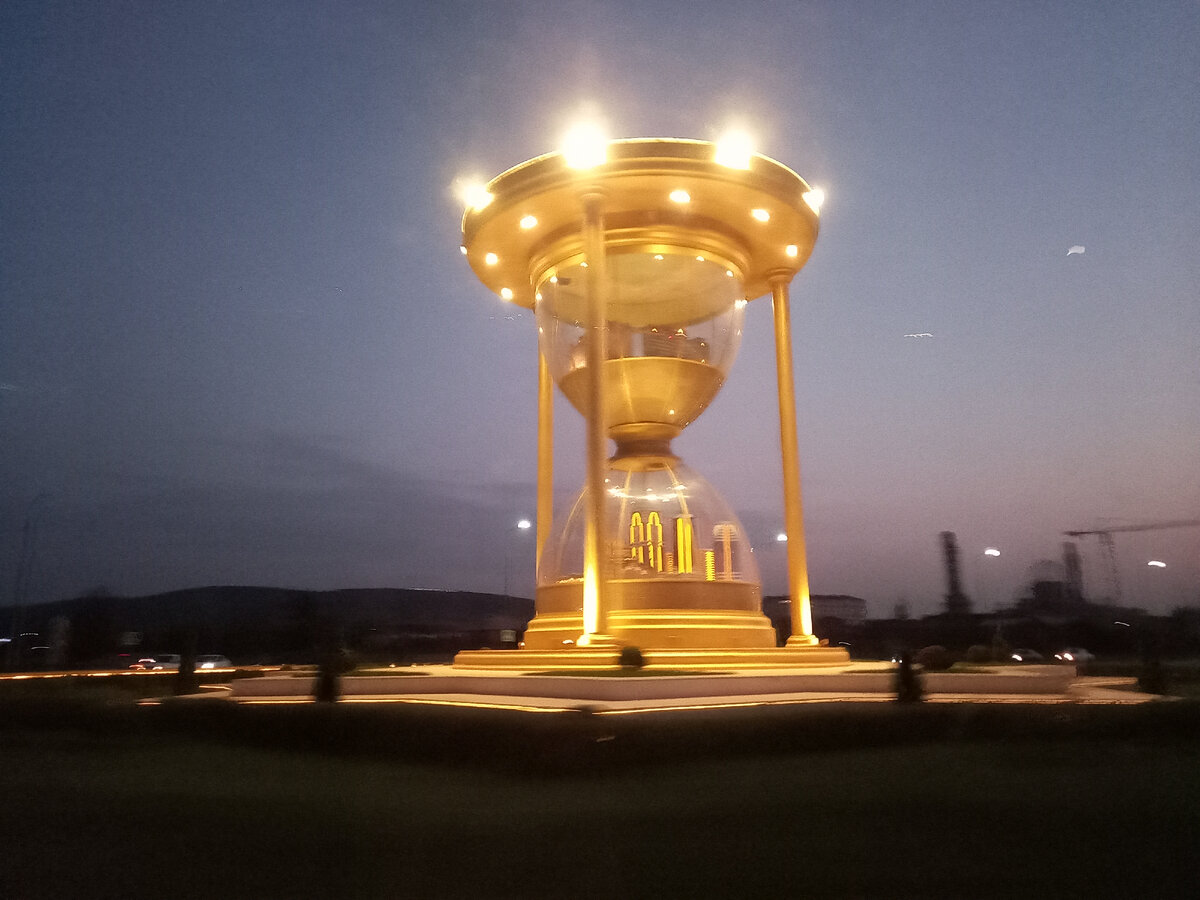 Инсталляция "Пески времени" на въезде в Грозный. В верхней части - обугленные здания города, разрушенного войнами. Внизу - современность, новенькие дома, олицетворяющие мир и процветание в республике.