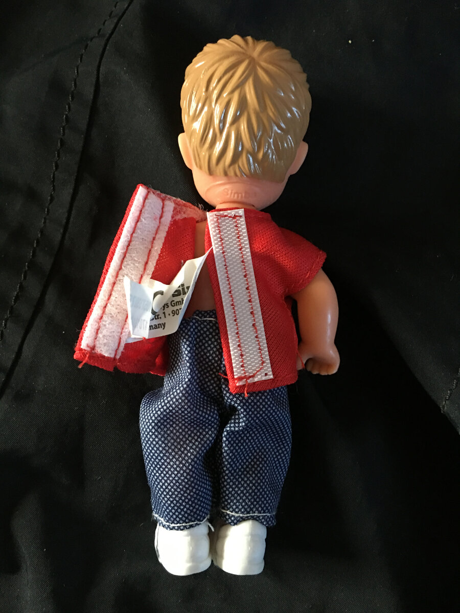 Ребенок. Хулиганистый пацан с рогаткой. Мальчишка задорный. Забавная картинка задорный мальчик. Задорный мальчик.