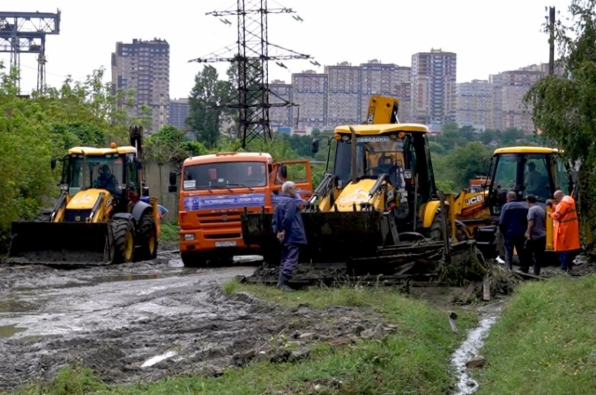    В Ростове затопило дома из-за порыва трубы в Александровке