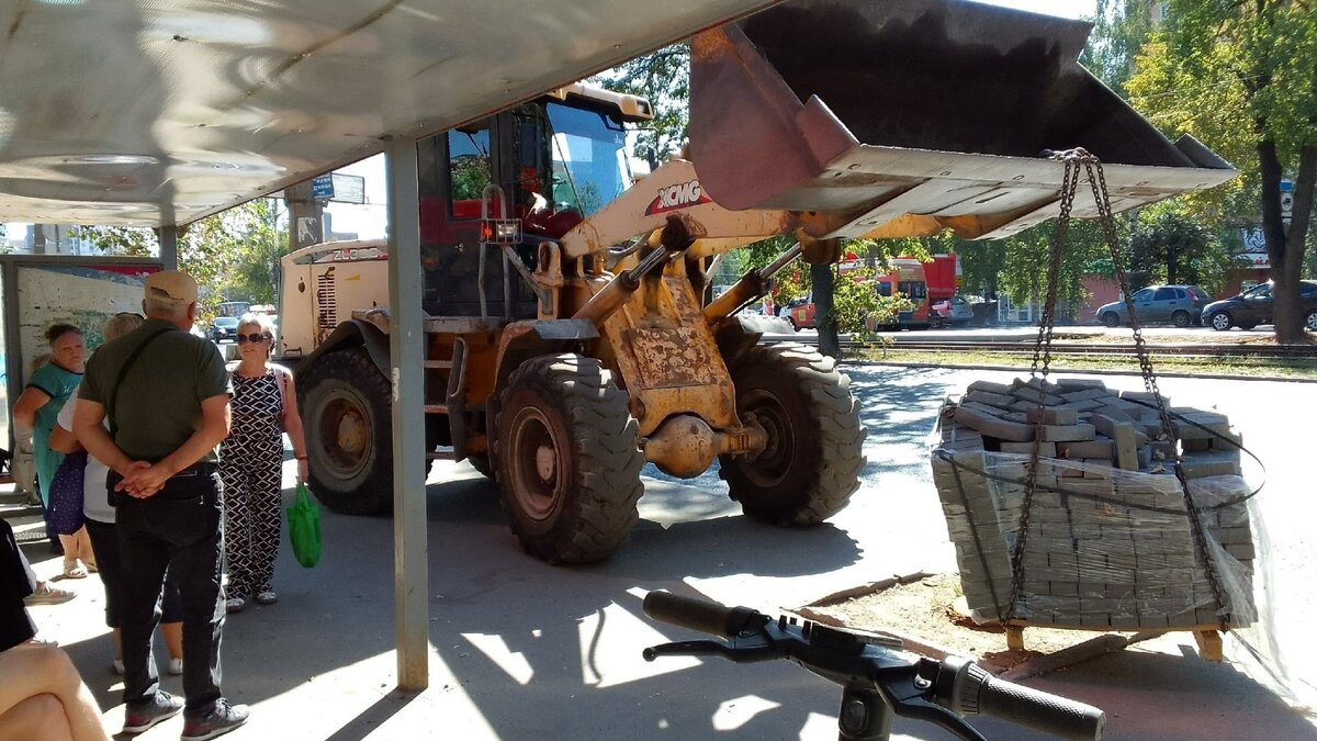     Жители Ижевска пожаловались в социальных сетях, что дорожные работы около остановки «Аграрный университет» проводят с нарушением техники безопасности. Тяжёлая техника работает прямо вплотную к людям.