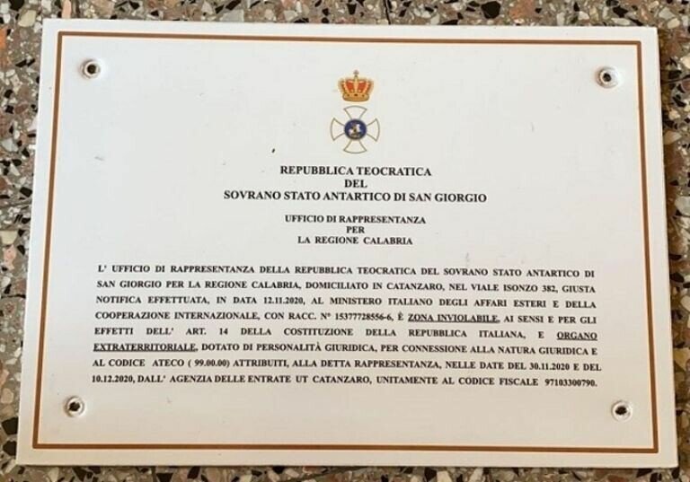 Прикрываясь несуществующей страной, преступники обвели вокруг пальца более 700 человек по всей Италии. Жертвы велись на предложения получить выгодное финансирование или оформить документы, позволяющие свободно путешествовать по миру. Для этого им нужно было всего лишь заплатить от €200 до €1000. Всего мошенники заполучили почти €400 000