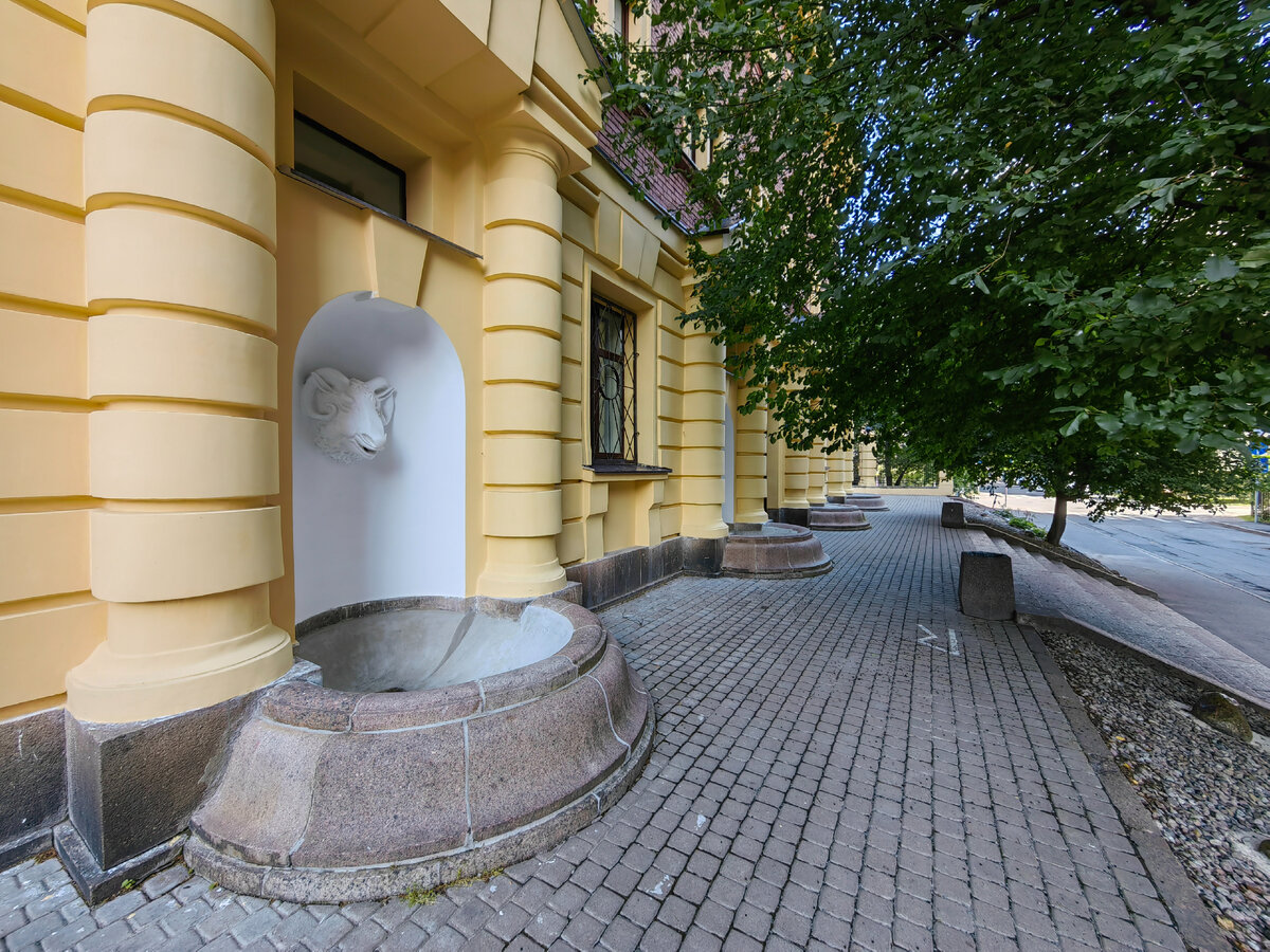 Никогда не был в бане, но архитектура банных комплексов всегда впечатляла!  Осмотрим 