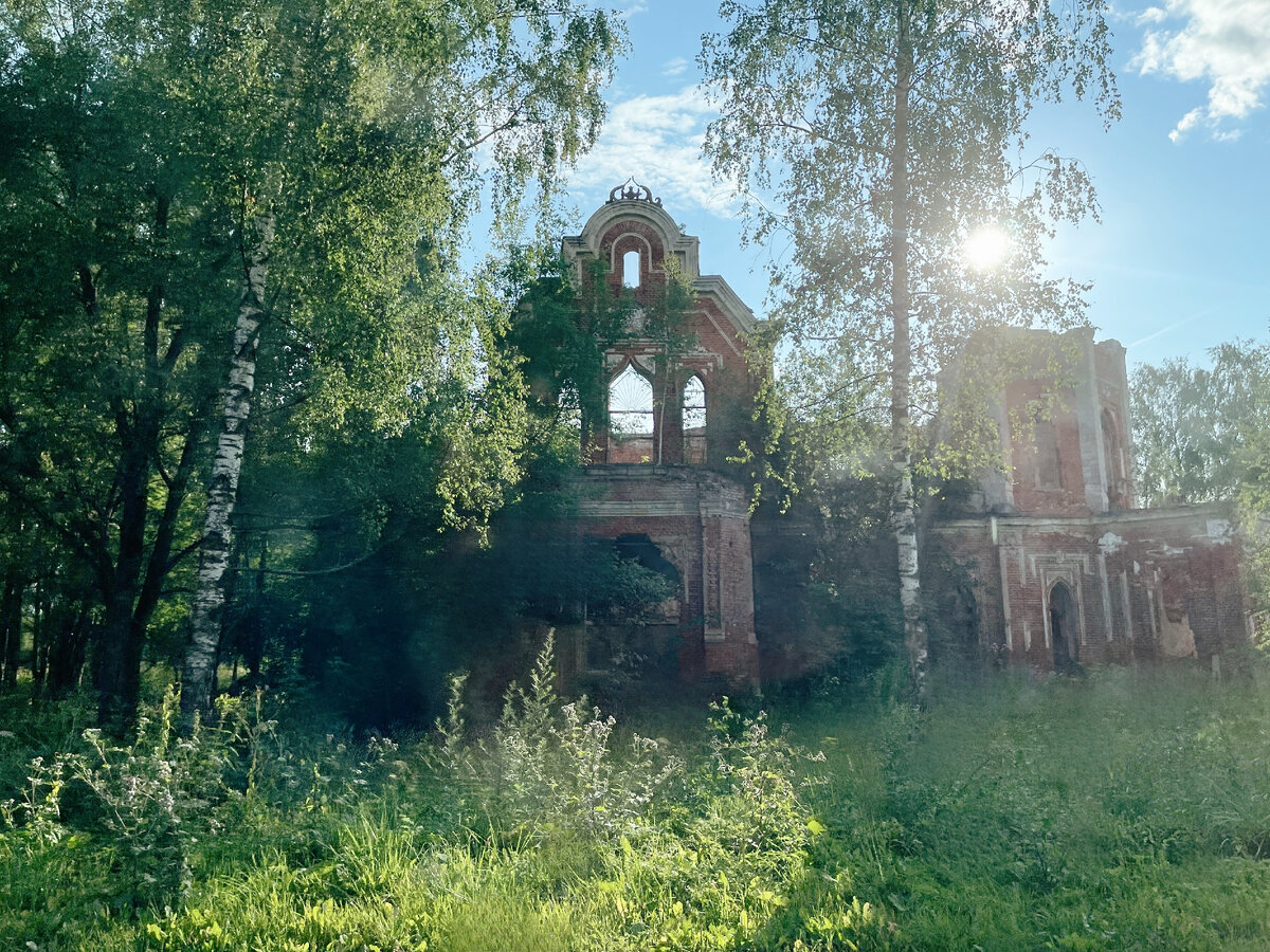 Главная достопримечательность села Пречистое — руины усадебного дома Голицыных-Муромцевых