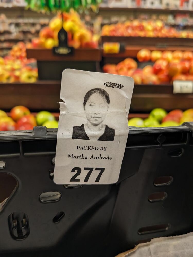 Источник: https://www.reddit.com/r/mildlyinteresting/comments/15qmhee/this_fruit_packing_company_humanizes_their_workers