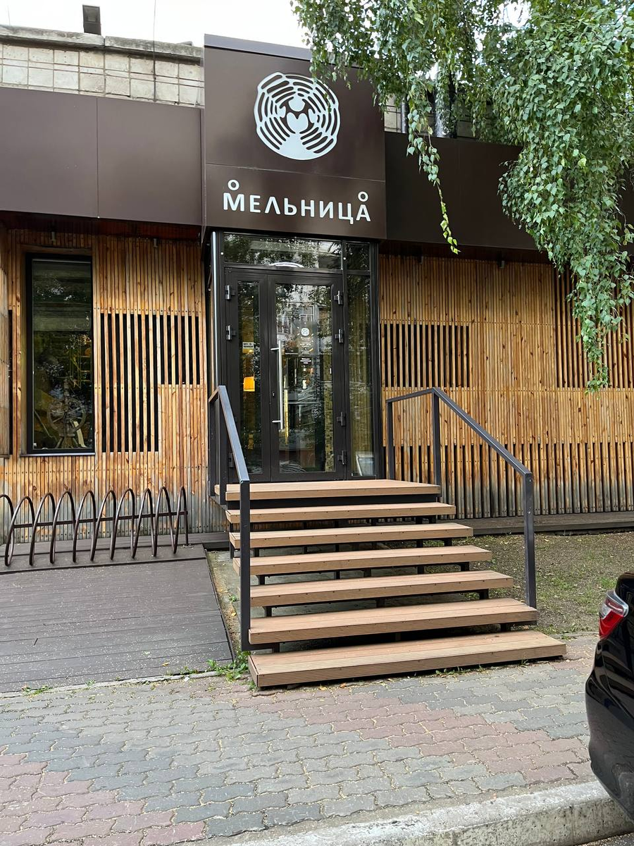 Вход для посетителей кафе