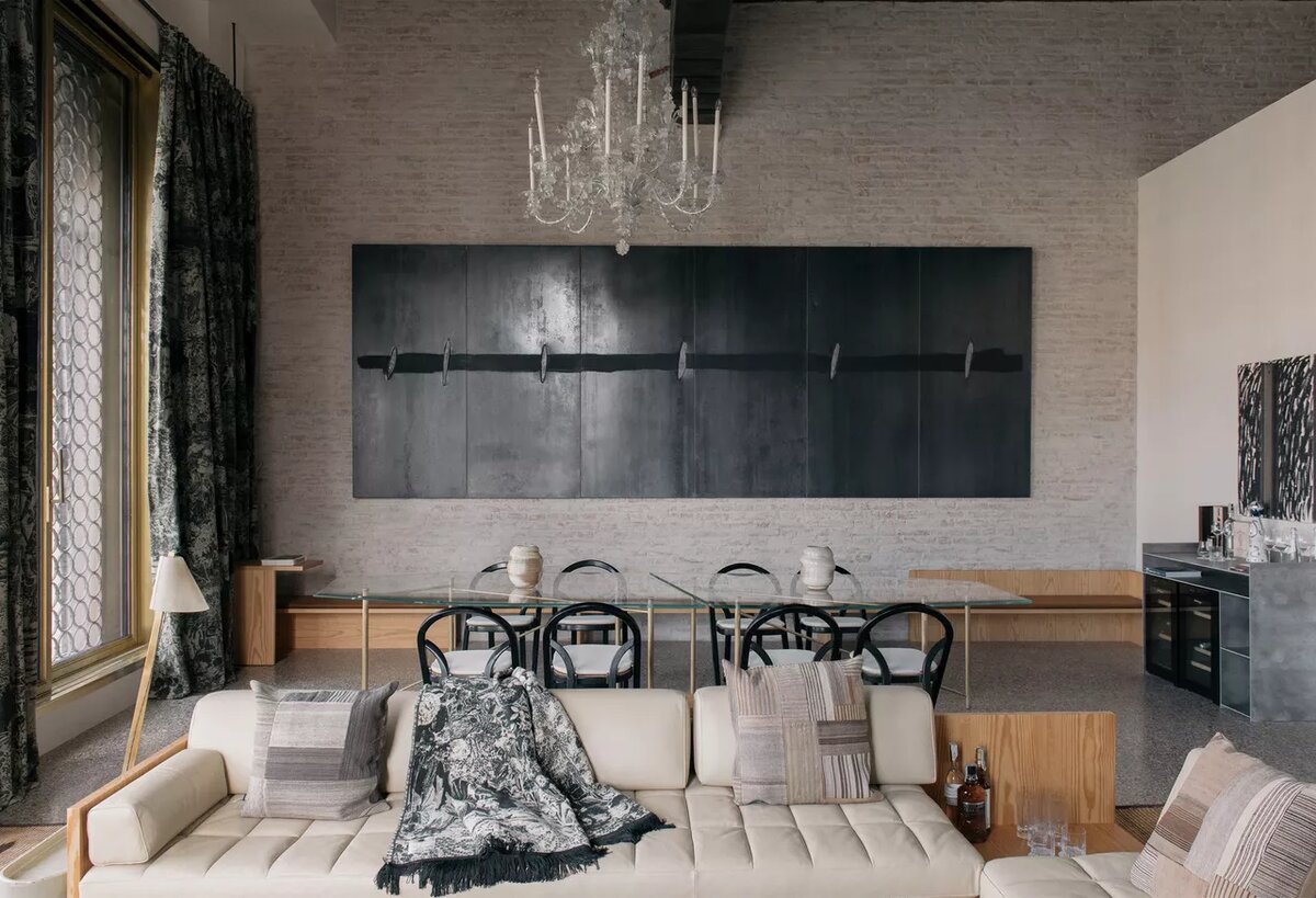 Работа Янниса Кунеллиса в интерьере самого большого номера отеля.