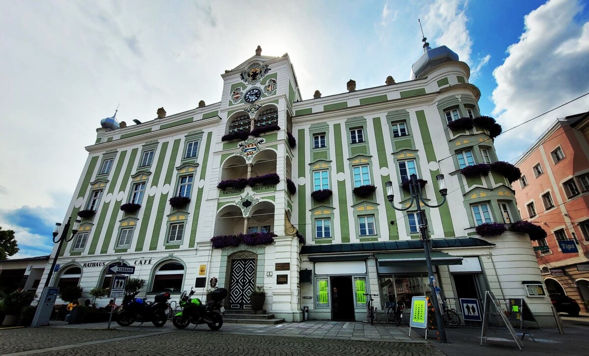 Ратуша. Обратите внимание на её цвет! 