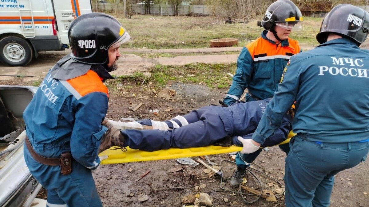     В Интернете опубликовали видео, на котором показаны последствия аварии с пятью погибшими участниками в Ростовской области, ролик разместило региональное УГИБДД.