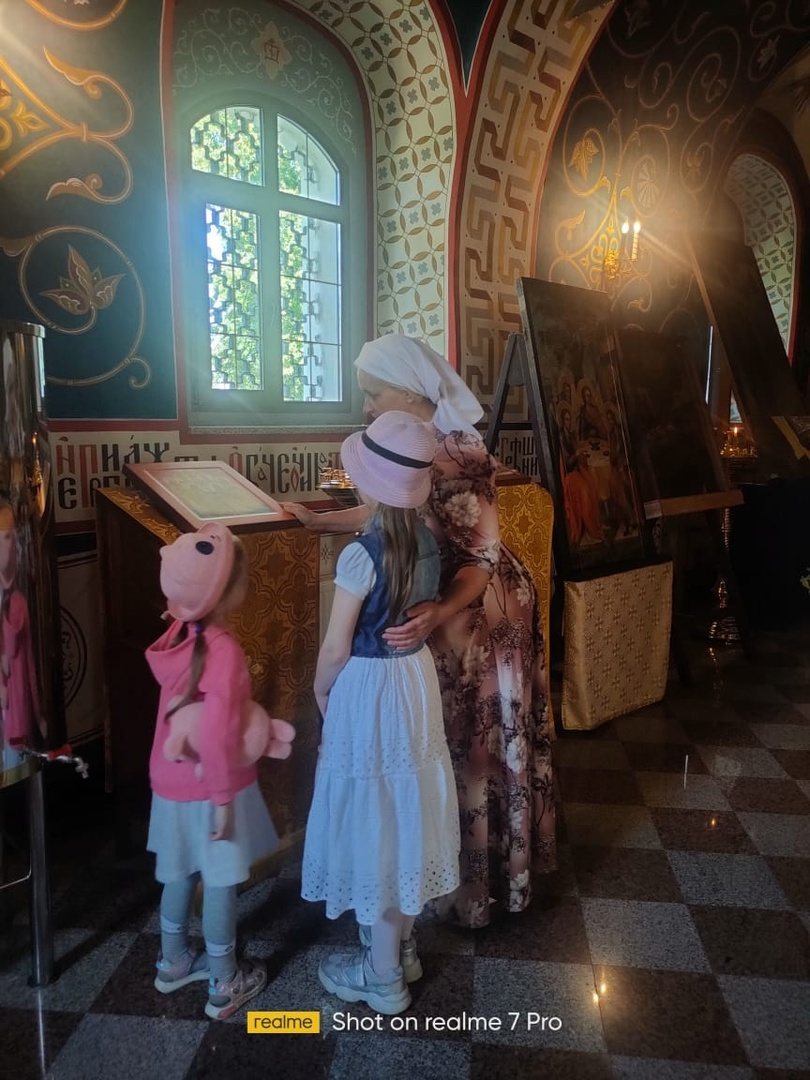 С внучками, Софией и Елизаветой в Казанском храме города Суздаля, фото Серафимы