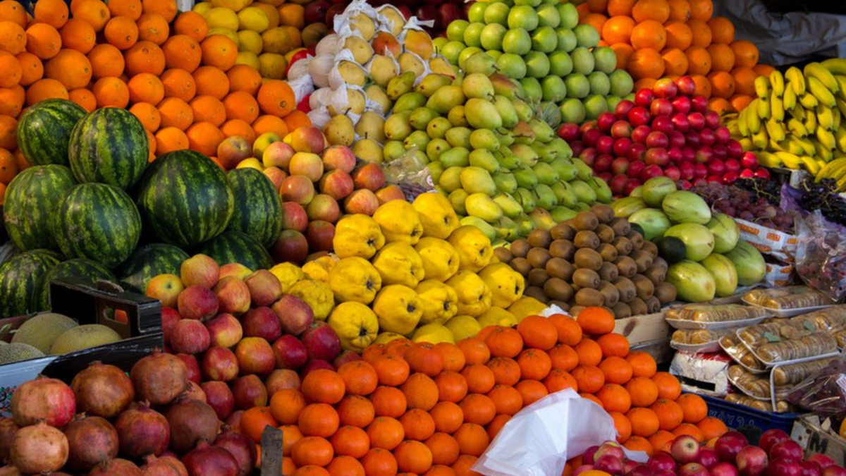 Рынок свежих фруктов. Фрукты в Турции. Фруктовый рынок. Турецкий рынок овощей и фруктов. Турецкий фруктовый рынок.