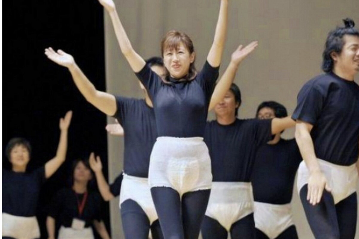 Не верите? Вот. Смотрите! Должно быть, это те самые японцы идут на работу😀 Или в бар)