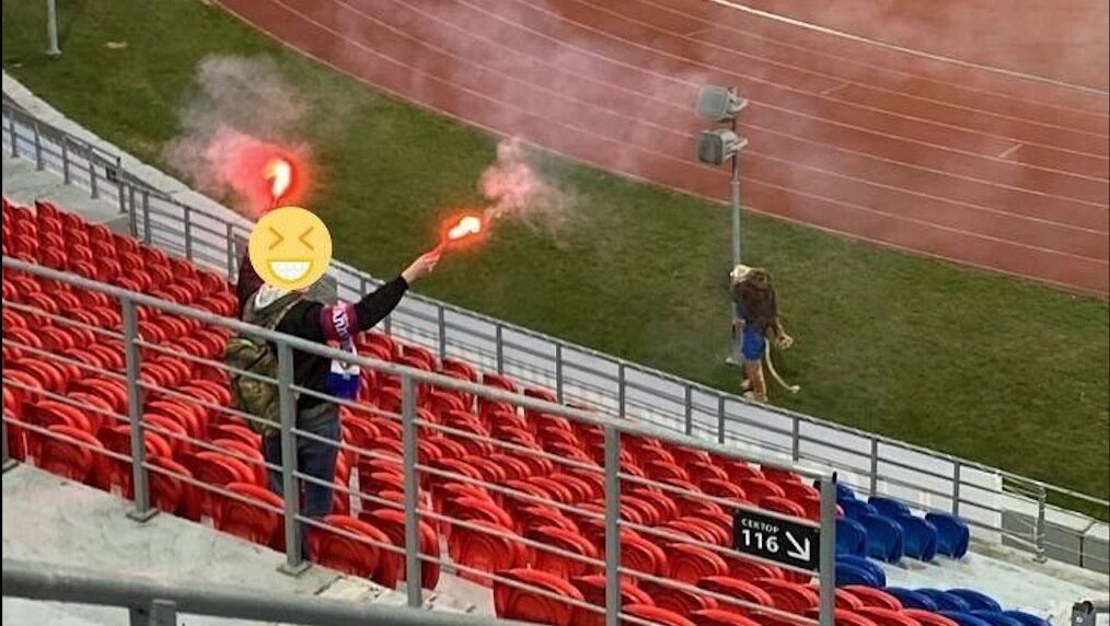     В Красноярске фанат зажег на футбольном матче файер. Его задержали.
