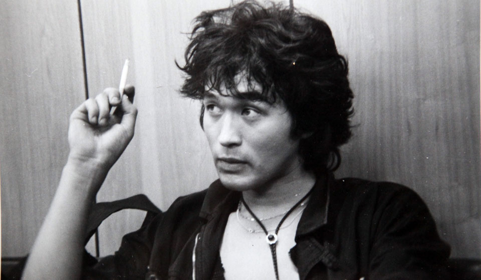 Красивый курит