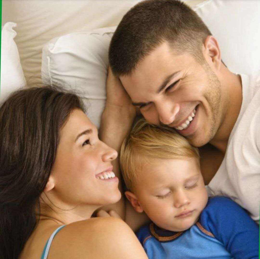 ПОКАЗАТЕЛИ СОВМЕСТИМОСТИ ПАРЫ для РОЖДЕНИЯ ДЕТЕЙ. 
Почему два совершенно здоровых человека, живя долгое время вместе, не могут зачать ребенка?
Согласитесь, явление весьма распространенное. Медицинское обследование не показывает ни каких проблем и отклонений. А детей все нет!

Здесь на помощь может прийти астрология. Одним из важных факторов при рассмотрении совместимости партнеров, является возможность зачатия и рождения детей.

Для этого необходимо проанализировать накшатры в которых находится Луна у обоих партнеров. Поскольку именно Луна показывает энергию нервной системы, связанную с наследственными факторами.
Очень важно определит какой импульс (нади) дает накшатра человеку.

Нади (энергетические нити), согласно Аюрведе, делятся на три категории: Вата (Воздух), Питта (Огонь) и Капха (Земля).
Каждая нади управляет определенными накшатрами:

ВАТА: Ашвини, Ардра, Пунарвасу, Уттарапхалгуни, Хаста, Джйештха, Мула, Сатабхиша, Пурвабхадра.

ПИТТА: Бхарани, Мригашира, Пушья, Пурвапхалгуни, Читра, Анурадха, Пурвашадха, Дхаништха, Уттарабхадра.

КАПХА: Криттика, Рохини, Ашлеша, Магха, Свати, Вишакха, Уттарашадха, Шравана, Ревати.

Если накшатры мужчины и женщины попадают в различные нади, это говорит о хорошей совместимости.

Если накшатры относятся только к типу Вата или Капха, то совместимость средняя.

Если обе накшатры относятся к категории Питта, то совместимости практически нет.

Данная техника широко используется в Джйотиш для определения совместимости партнеров и относится к системе Кут, которая основана на суммарном анализе многих факторов.

Если у вас возникли вопросы по поводу вашей совместимости с партнером, пишите, помогу разобраться в этой сфере. https://vk.com/astrolog_elena_isaeva
