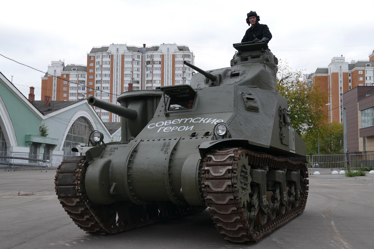 Medium Tank M3A3 в ходе динамического показа на выставке "Моторы Войны".